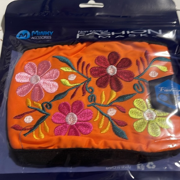 2 Minky Floral Fashion Masks - Picture 6 of 7